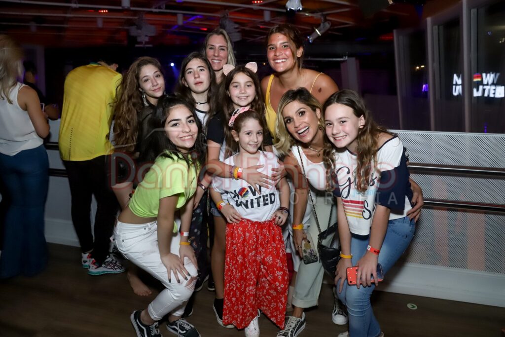 Flávia Alessandra, Giulia Costa e Olivia Costa e amigos