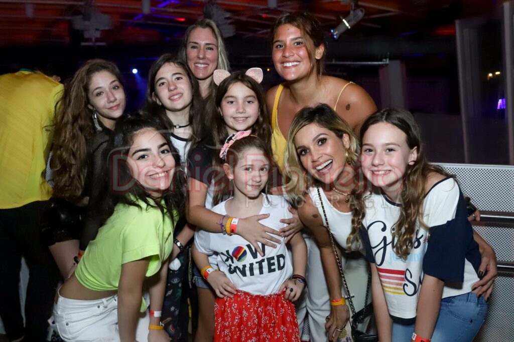 Flávia Alessandra, Giulia Costa e Olivia Costa e amigos